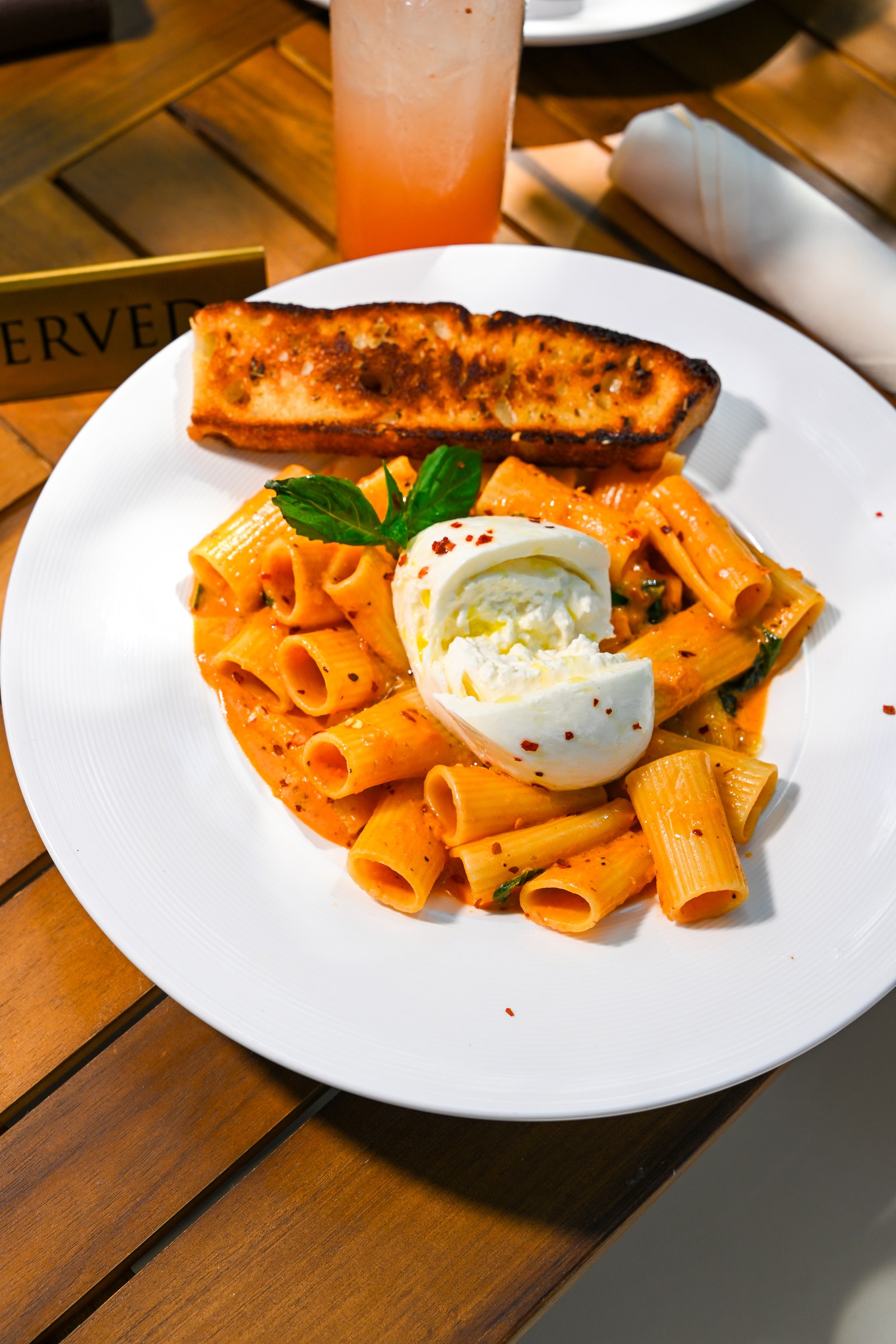 Rigatoni with creamy garnish and toasted bread